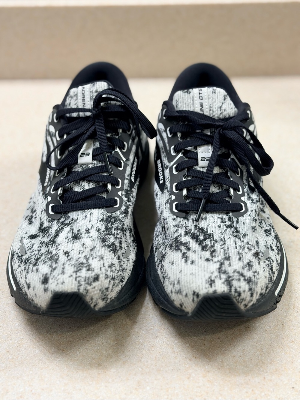 Like New Brooks Black and White Knit Running Sneakers Sz 10